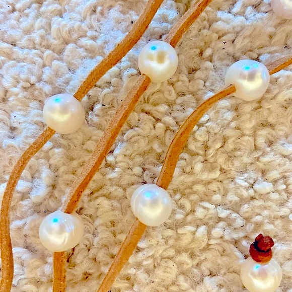 Light brown suede and natural pearl necklace ,earrings set. 34 pearls in total! - Picture 3 of 8